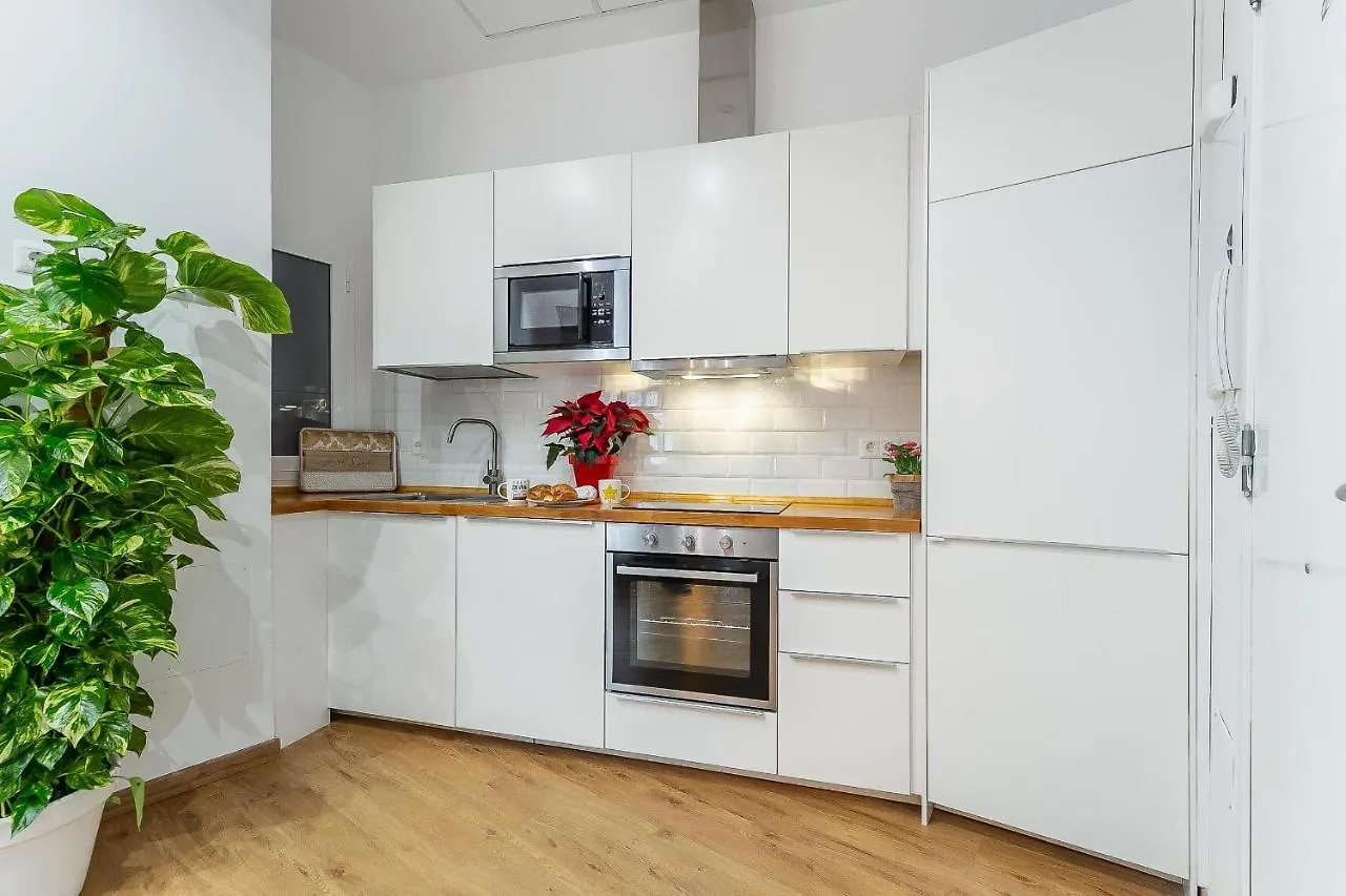 Larios Deluxe Studio Malaga 0*,